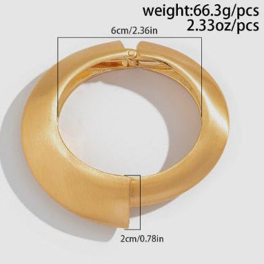 Gold ring with measurements and weight details on a light gray background